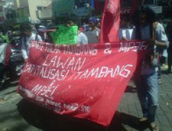 Massa Beratribut Merah Berunjuk Rasa di Depan Gedung DPRD DIY