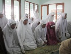 Guru SMKN 1 Wonosari Ajak Siswa Sholat Gerhana