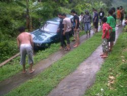 Lupa Handrem Mobil Terperosok ke Dalam Parit
