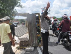 Truk Terguling di Depan Kantor Pertamina