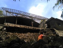 Longsor, Rusak Satu Rumah Warga