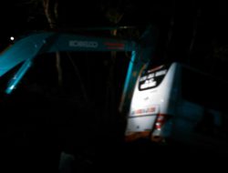Evakuasi Bus Aneka Jaya Ditonton Ratusan Warga