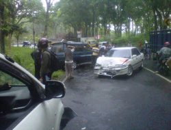 Tabrakan Karambol, 3 Mobil Ringsek