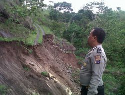 Jalan Penghubung Desa Longsor, Warga harus Memutar 8Km