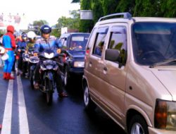 Polisi Super Hero Tarik Perhatian Pengguna Jalan