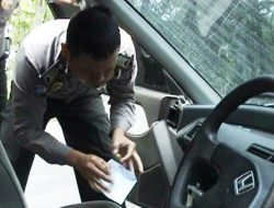 Diduga Mabuk, Polisi Temukan Tutup Botol Miras Di Mobil Civic