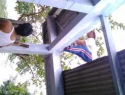 Warga Kerjabakti Benahi Rumah Korban Angin Ribut