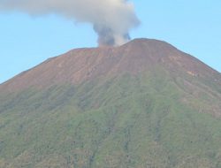 Usai Hembuskan Hujan Abu, Gunung Slamet Kembali Tenang