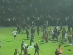 Rusuh Arema vs Persebaya, Polisi Tembakkan Gas Air Mata Kendalikan Suporter, 127 Orang Tewas