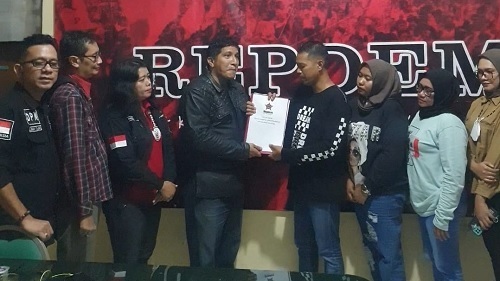 Ketua DPN Repdem Bidang Tani dan Nelayan, Antonius Fokki Ardiyanto S.IP (kemeja kotak-kotak) bersama pengurus DPP Repdem. Foto: ist