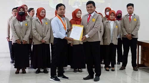 Pelantikan Pengurus baru Perhimpunan Mahasiswa Hukum Indonesia (PERMAHI) DPC DIY di kantor dewan perwakilan rakyat daerah (DPRD), Sabtu (21/01/2023). Foto: Fafa