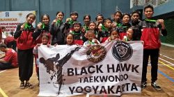 Para Atlet Dojang Black Hawk Taekwondo Yogyakarta menunjukkan medali yang diperoleh dalam Kejrkab Sleman 2023. Foto: ist