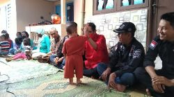 Anggota DPRD Kota Yogyakarta dari Fraksi PDI Perjuangan, Antonius Fokki Ardiyanto bercengkerama dengan anak-anak saat menggelar acara makan bersama dan senam otak bersama anak-anak dan ibu hamil di Kampung Pengok dalam rangka memperingati HUT Megawati dan PDI Perjuangan. Foto: Fafa