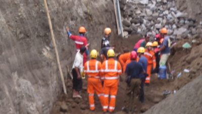 Tim SAR gabungan saat mengevakuasi para pekerja yang tertimbun longsoran material di Wedomartani,Ngemplak, Sleman. Foto: ist