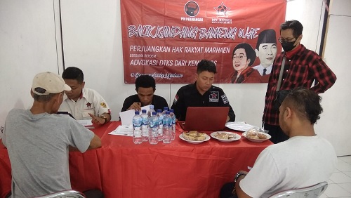 Anggota DPRD Kota Yogyakarta, Antonius Fokki Ardiyanto S.IP. (Kemeja Kotak-Kotak) saat meninjau gerakan advokasi Repdem terkait DTKS di Kampung Klitren Lor. Foto: ist
