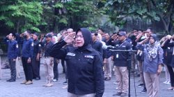 Ketua Bawaslu DIY, Sutrisnowati saat menjadi pembina dalam Apel apel siaga dalam rangka Patroli Pengawasan Kawal Hak Pilih di halaman GOR Tridadi, Sleman, Senin (27/02/2023). Foto: ist