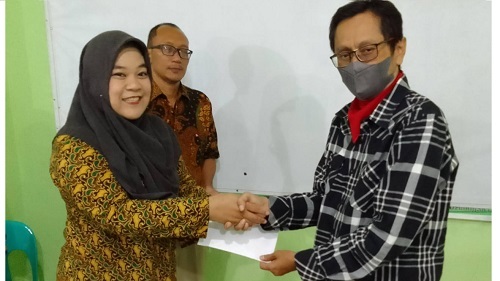 Anggota DPRD Kota Yogyakarta, Antonius Fokki Ardiyanto memberikan bantuan untuk mendukung operasional PAUD Tunas Baciro. Foto: ist