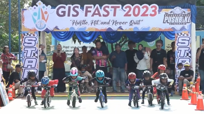 Para Rider Push Bike cilik beradu cepat dalam ajang Push Bike Competition GIS FAST 2023 di Global Islamic School 3 Yogyakarta (GIS 3 Yogyakarta) pada Sabtu (27/02/2023). Foto: Fefin.