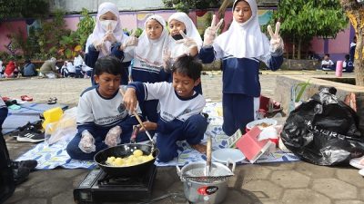 Lestarikan kuliner nusantara,siswa SD Idea Baru masak Cemplon bersama. Foto: Fafa