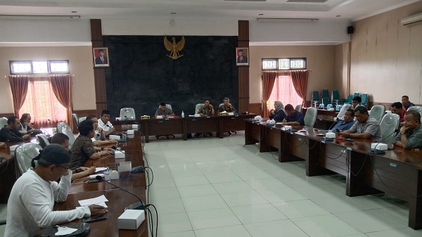 Masyarakat Saujana Borobudur (MSB) saat audiensi dengan Komisi II DPRD Magelang, Jumat (03/02/2023). Foto: doc/ist