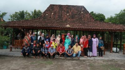 Tim Pengabdian Masyarakat Dosen Program Studi Manajemen Universitas Proklamasi 45 (UP 45), Heri Winarto, S.E., M.M bersama mitra KWT Madu Lestari. Foto: ist