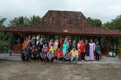 Tim Pengabdian Masyarakat Dosen Program Studi Manajemen Universitas Proklamasi 45 (UP 45), Heri Winarto, S.E., M.M bersama mitra KWT Madu Lestari. Foto: ist