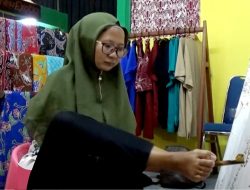 Goresan Kisah Perempuan Difabel Tangguh di Balik Batik Samparan