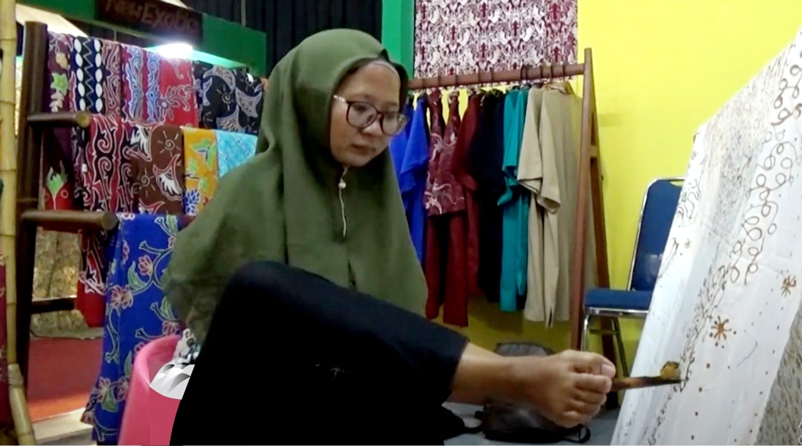 Trimah saat membatik dengan kakinya.