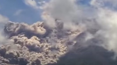Awan Panas di puncak Gunung Merapi yang mengalami erupsi pada 11 Maret 2023 kemarin. Foto: Ist