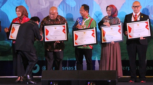 Wakil Gubernur DIY, Sri Paduka KGPAA Paku Alam X menerima ucapan selamat saat menerima penghargaan untuk DIY sebgai daerah dengan IPLM tertinggi nasional dari Perpusnas. Foto: ist