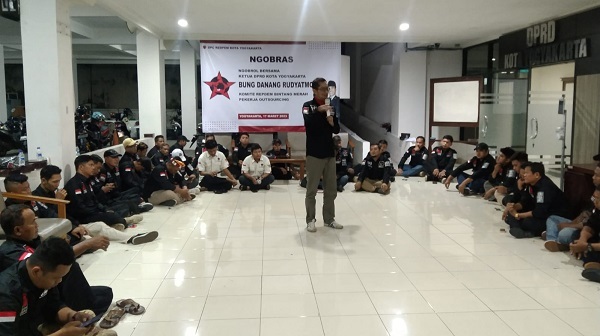 Antonius Fokki Ardianto saat memberikan pengarahan dalam pengukuhan Komite Bintang Merah Outsourcing, komunitas yang dibidani Repdem Kota Yogyakarta. Foto: Ical