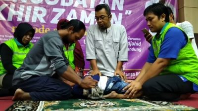 Terapis PAZ Al Kasaw saat praktik terapi bedong. Foto: doc/PAZ