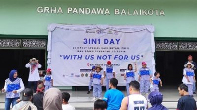 Anak-anak Down Syndrom unjuk kebolehan dalam lomba fashion show dalam rangkaian kegiatan Peringatan Hari Down Syndrom se Dunia-2023 di Graha Pandawa kompleks Balai Kota Yogyakarta, Minggu (05/03/2023). Foto: Fafa