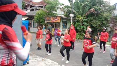 Ikatan Perempuan Mawar Merah Danukusuman yang menggelar Senam Indonesia Cinta Tanah Air (SICITA), di Jalan Terate Baciro, Gondokusuman, Kota Yogyakarta, Minggu (19/03/2023) kemarin. Foto: ist