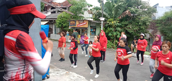 Ikatan Perempuan Mawar Merah Danukusuman yang menggelar Senam Indonesia Cinta Tanah Air (SICITA), di Jalan Terate Baciro, Gondokusuman, Kota Yogyakarta, Minggu (19/03/2023) kemarin. Foto: ist