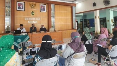 anggota Komisi B DPRD Kota Yogyakarta, Antonius Fokki Ardiyanto S.IP saat menghadiri sosialisasi tentang sertifikasi halal bagi 20 kelompok Gandeng Gendong di Pendopo Kemantren Danurejan, Rabu  (08/03/2023) kemarin. Foto: Fafa