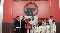 Jajaran Ketua DPN Repdem, Antonius Fokki Ardiyanto, SIP saat menyerahkan bantuan peralatan latihan untuk atlet Taekwondo RTA di kantor DPD PDI Perjuangan DIY, Rabu (05/04/2023). Foto: isal