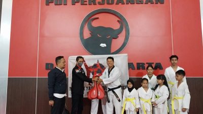 Dorong Atlet Taekwondo RTA Tingkatkan Prestasi, Pimpinan Repdem Beri Bantuan Peralatan Latihan