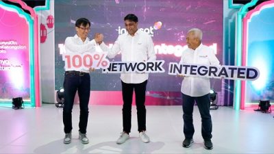 President Director and CEO Indosat Ooredoo Hutchison, Vikram Sinha beserta jajarannya, saat peluncuran program Indosat Ooredoo Hutchison 100% Network Integrated, Rabu (12/04/2023). Foto: Ist