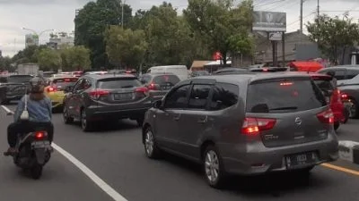 Kepadatan lalu lintas nampak di Jalan Ringroad utara menuju jalan solo dan sebaliknya. Foto: isal