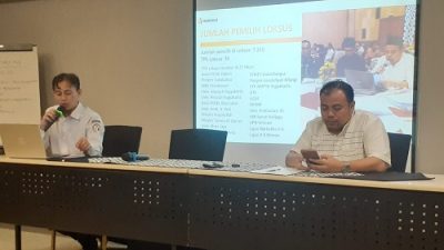 Ketua Bawaslu Kabupaten Sleman, M. Abdul Karim Mustofa dan Koordinator Divisi Pencegahan, Partisipasi Masyarakat dan Hubungan Masyarakat (P2H) Bawaslu Kabupaten Sleman, Arjuna Al Ichsan Siregar saat acara Publikasi Hasil Pengawasan Pemutakhiran Data Pemilih dan Penyusunan DPS Pemilu 2024 di Kabupaten Sleman di Innside by Melia Hotel Yogyakarta, Rabu (12/04/ 2023). Foto: Fafa