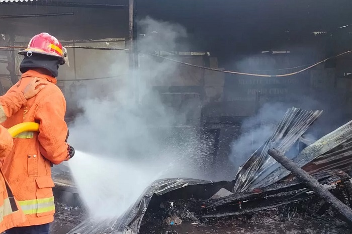 Petugas Damkar memadamkan api yang membakar Warung Makan dan gudang furniture di Bantul. Foto: ist