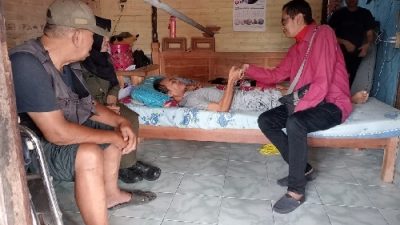 Anggota DPRD Kota Yogyakarta, Antonius Fokki Ardiyanto saat memberi semangat kepada Mudji yang menderita stroke. Foto: isal
