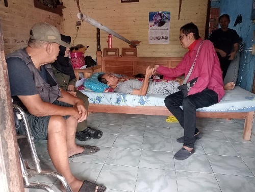 Anggota DPRD Kota Yogyakarta, Antonius Fokki Ardiyanto saat memberi semangat kepada Mudji yang menderita stroke. Foto: isal