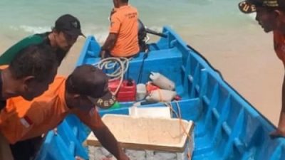 Tim SAR saat menyelamatkan ABK kapal yang pecah dihantam ombak laut Gunungkidul. Foto: ist