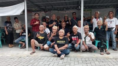 Kader Repdem bersama anggota DPRD Kota Yogyakarta Antonius Fokki Ardiyanto saat aksi cat Rambut Putih Mendukung Ganjar Pranowo Presiden 2024. Foto: Isal