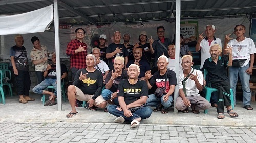Kader Repdem bersama anggota DPRD Kota Yogyakarta Antonius Fokki Ardiyanto saat aksi cat Rambut Putih Mendukung Ganjar Pranowo Presiden 2024. Foto: Isal