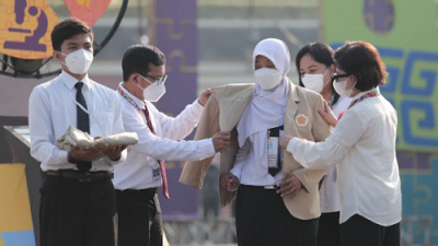 Mahasiswa UGM dari Program Penelusuran Bibit Unggul Khusus Daerah 3T saat dipakaikan jas almamater. Foto: ist