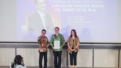 Serah terima SK pengukuhan Guru Besar Ilmu Teologi UKDW. Foto: Humas UKDW