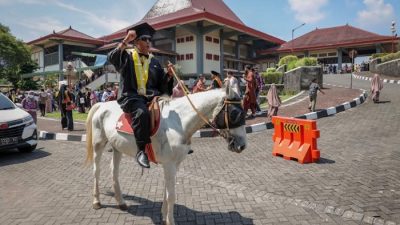 Hendro Pleret naik kuda setelah diwisuda. Foto: humas UGM